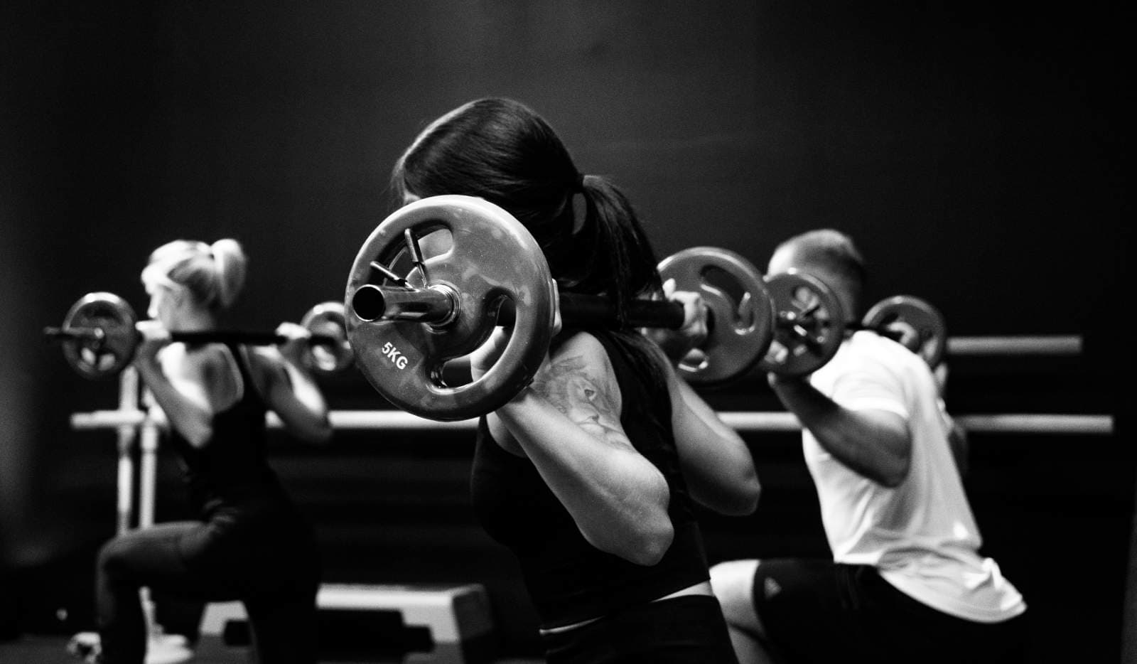Cours collectif dans une salle de fitness moderne
