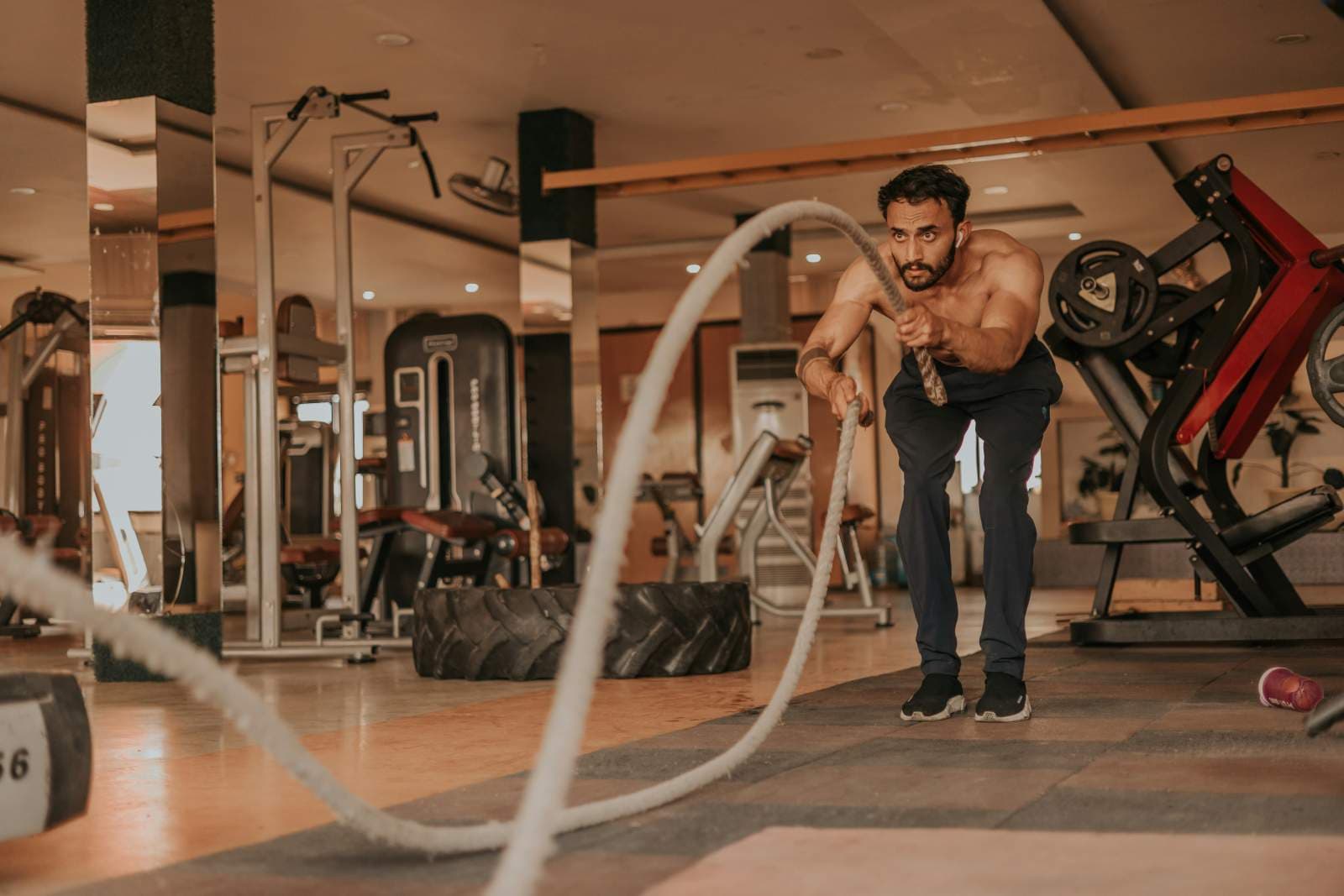 Espace musculation avec machines et lumière naturelle