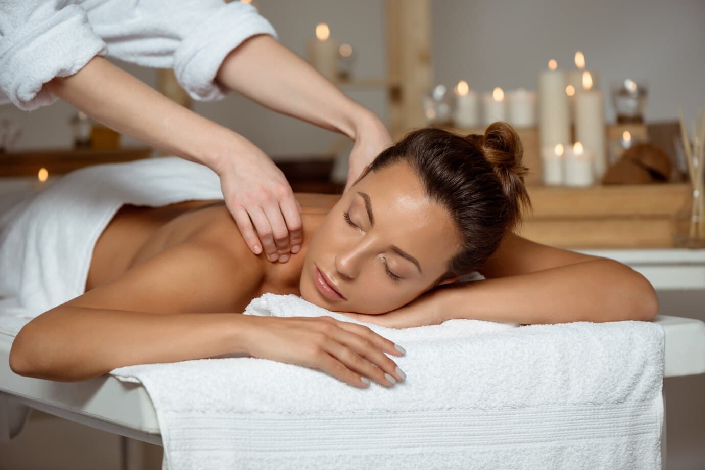 Cabine spa premium avec lumière douce et linge préparé